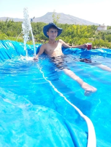 Sıcaktan bunalan çocuklardan ilginç serinleme yöntemi: Toprağı kazıp brandadan havuz yaptılar
