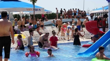 Sıcaktan bunalan İranlı turistler aquaparka akın etti
