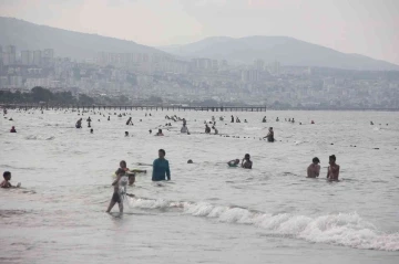 Sıcaktan bunalan vatandaşlar sahillere akın etti
