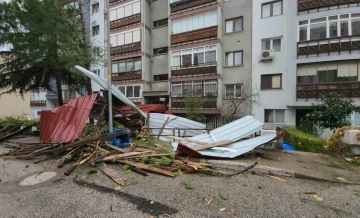 Şiddetli rüzgar ve fırtına, apartman çatılarını uçurup direkleri devirdi
