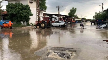 Şiddetli yağmur ve dolu su baskınlarına neden oldu
