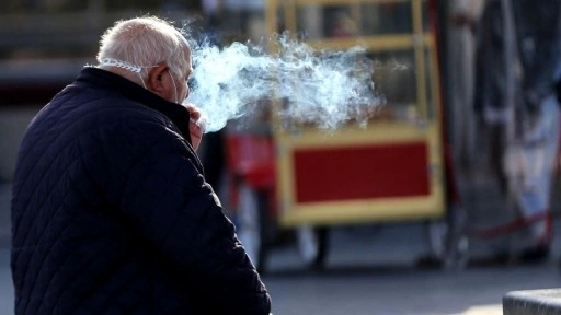 Sigara içenleri üzen, içmeyenleri sevindiren haber! Sokakta içmek yasaklanıyor