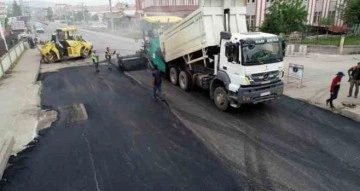 Siirt Belediyesi kent genelinde 40 bin ton asfalt kullanarak yoları onarıyor