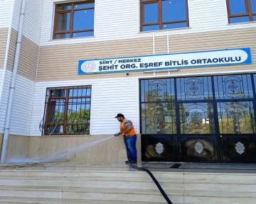 Siirt Belediyesi, okullarda temizlik çalışmalarına devam ediyor
