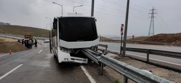 Siirt’te bariyere saplanan polis otobüsünde maddi hasar oluştu
