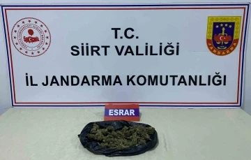 Siirt’te bir yolcunun üstünde 220 gram esrar ele geçirildi
