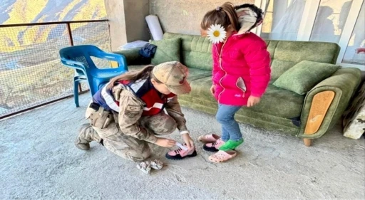 Siirt’te jandarma 50 öğrencinin okul ihtiyacını karşıladı
