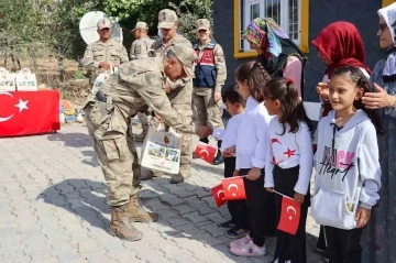 Siirt’te jandarma ekipleri çocuklara üniforma hediye edip etkinlik yaptı

