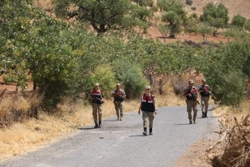 Siirt’te jandarma, fıstık hırsızlığına karşı bağ ve bahçelerde kuş uçurtmuyor
