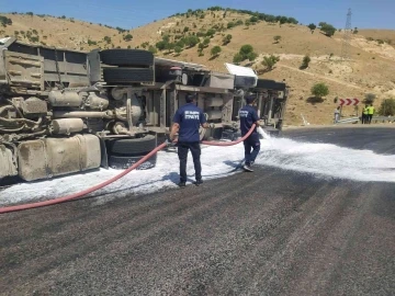 Siirt’te mazot yüklü tır devrildi, itfaiye ekipleri tehlikeyi önledi
