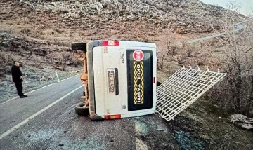 Siirt’te minibüs devrildi: 11 yaralı
