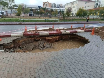 Siirt’te sağanak yağış sonucu yol çöktü
