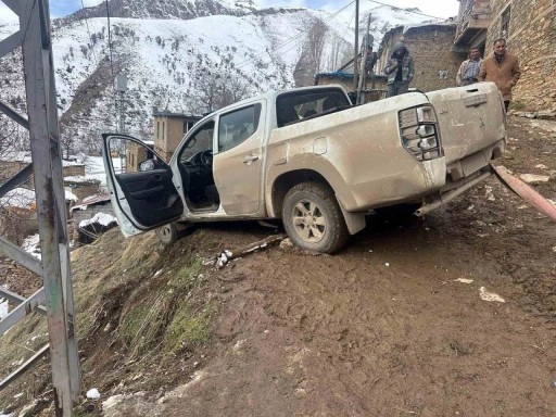 Siirt’te şarampole yuvarlanan araç kurtarıldı