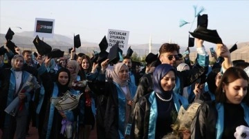 Siirt'te üniversite öğrencileri mezuniyet töreninde Filistin'e destek pankartı açtı