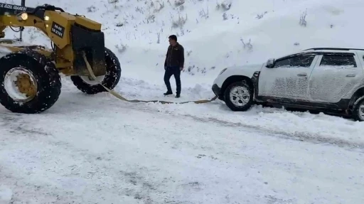 Siirt’te yoğun kar yağışı nedeniyle kapanan yol ulaşıma açıldı
