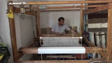 Siirtli Faraç usta dede mesleği battaniye dokumacılığını 40 yıldır sürdürüyor
