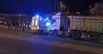Siirt’te tır ambulansla çarpıştı: 1 yaralı