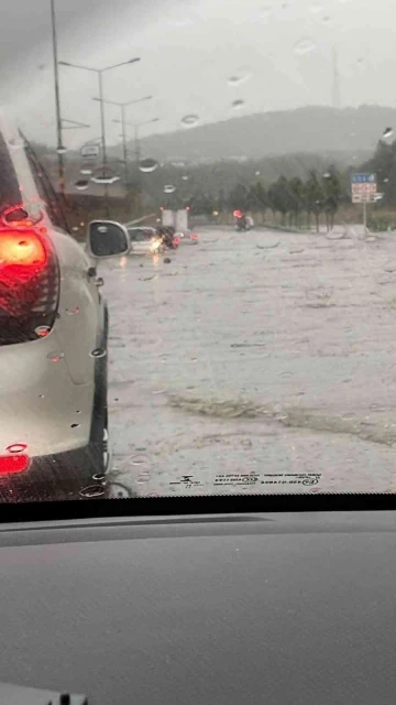 Şile otobanında yağış nedeniyle araçlar mahsur kaldı, sürücüler zor anlar yaşadı
