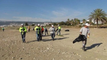 Silifke’de “Denizlere Mavi Yakışır” sloganı ile sahil temizliği yapıldı
