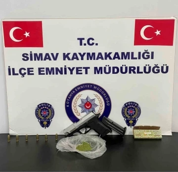 Simav’da durdurulan araçta silah ve uyuşturucu ele geçirildi
