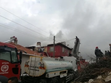 Simav’da korkutan yangın
