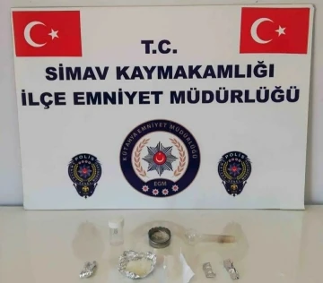 Simav’da şüpheli şahsın üzerinden uyuşturucu çıktı
