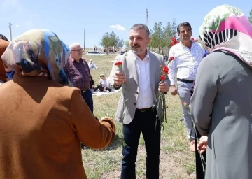 Sincan Belediye Başkanı Murat Ercan’dan annelere çiçek
