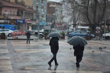 Sındırgı’da yoğun yağmur ve yüksek kesimlerde kar etkili oldu
