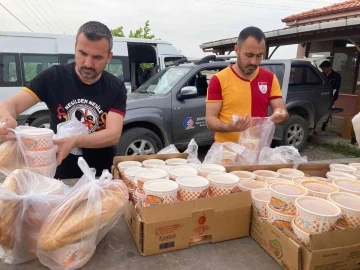 Sındırgılı Galatasaraylılardan kapı kapı iftar yemeği
