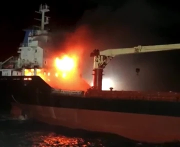 Sinop açıklarında yanan gemi Ünye Limanı’na çekiliyor

