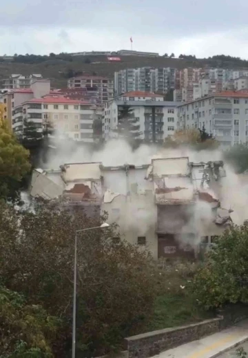 Sinop’ta binanın yıkılma anı kamerada
