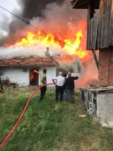 Sinop’ta çıkan yangında 5 ev ile bir ambar kül oldu
