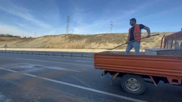 Sinop’ta kaygan yola kum döküldü
