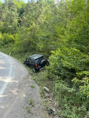 Sinop’ta kontrolden çıkan cip şarampole düştü: 1 yaralı
