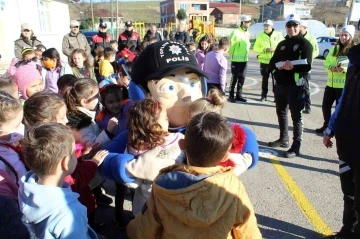 Sinop’ta köy okullarındaki çocuklara polislik mesleği tanıtılıyor
