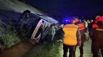 Sinop’ta yolcu otobüsü su kanalına devrildi: Çok sayıda yaralı