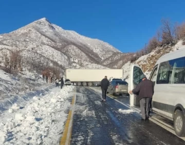 Şırnak-Hakkari yolu tırın yola yan girmesi nedeniyle ulaşıma kapandı
