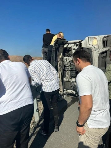 Şırnak’ta freni boşalan kamyon bariyerlere çarptı: 2 yaralı
