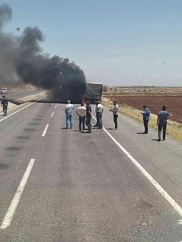 Şırnak’ta seyir halindeki tır alevlere teslim oldu
