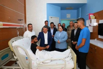 Şırnak Valisi Atay, yaralı güvenlik korucusunu hastanede ziyaret etti
