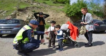 Şırnak’ta jandarma, sınır noktalarında vatandaşın bayramını kutladı