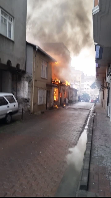 Şişli’de iki gecekondu alev alev yandı
