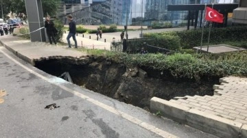 Şişli'de karakomik olay! Çöken kaldırımın içine kadın düştü