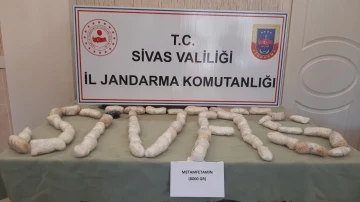 Sivas’ta arama yapılan tırdan 8 kilo metamfetamin çıktı
