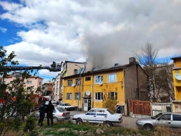 Sivas’ta binanın çatısında çıkan yangın paniğe neden oldu
