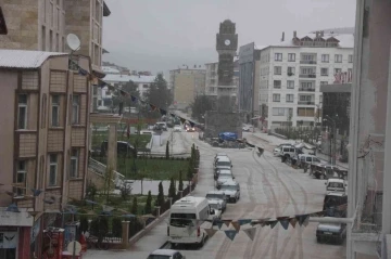 Sivas’ta dolu yağışı etkili oldu, kent beyaza büründü
