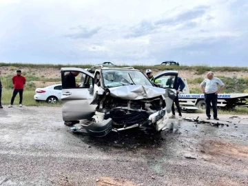 Sivas’ta iki otomobil kafa kafaya çarpıştı: 5 yaralı
