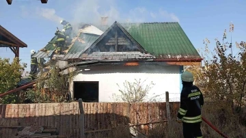 Sivas’ta kafenin çatısında korkutan yangın
