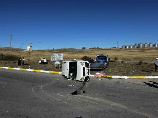 Sivas’ta otomobil ile hafif ticari araç çarpıştı: 7 yaralı
