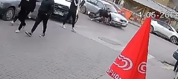 Sivas’ta otomobil ile motosiklet çarpıştı, 2 kişi yaralandı: Kaza anı kamerada
